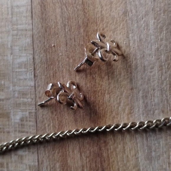 14k Fleur de lis Studs - Picture 8 of 9